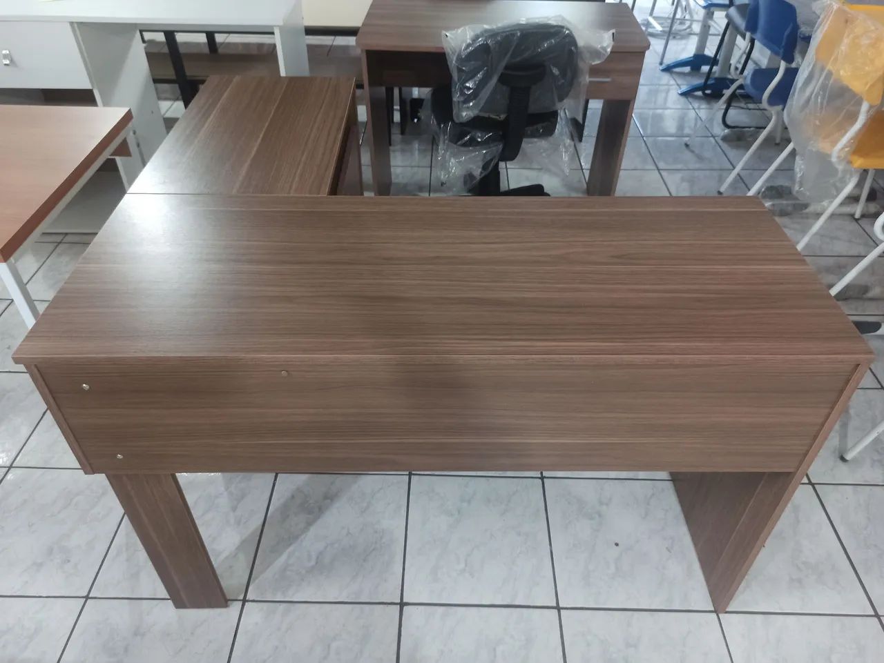 Mesa em L na cor castanha  - Foto 3