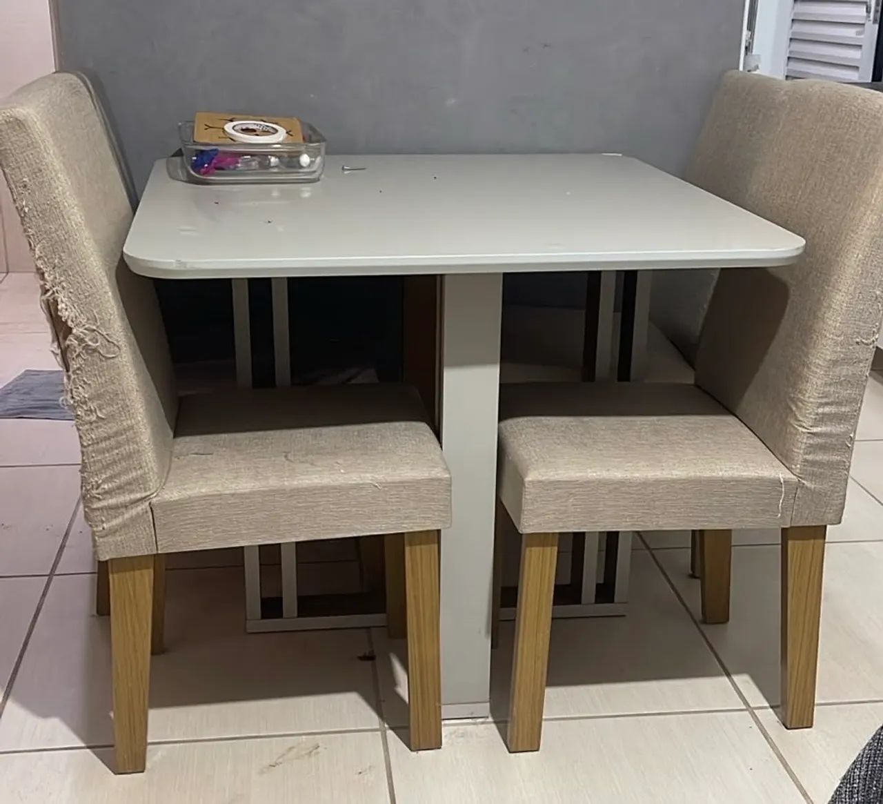 Mesa com as 4 cadeiras - Foto 3
