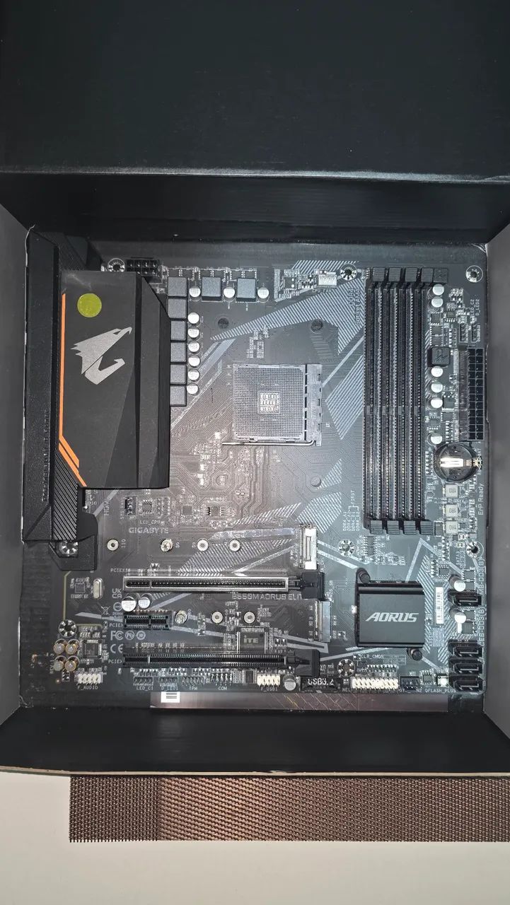Placa-mãe B550M Aorus Elite - Nova