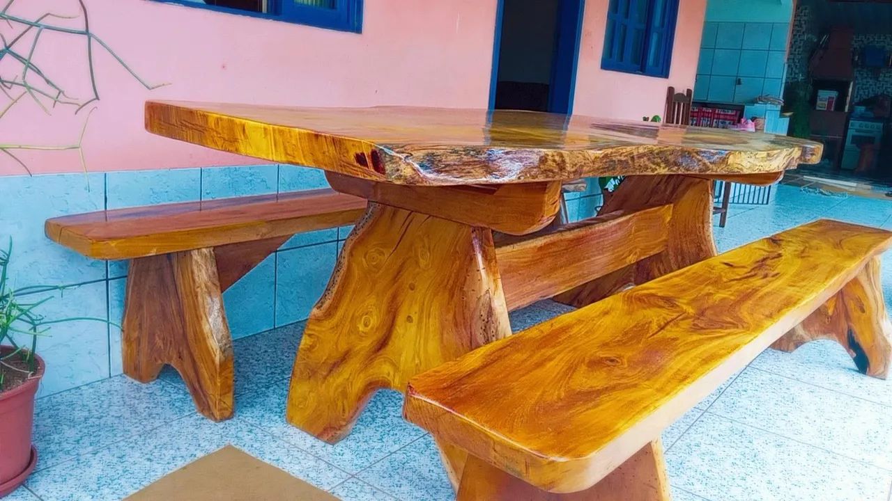 Mesa rústica em madeira 