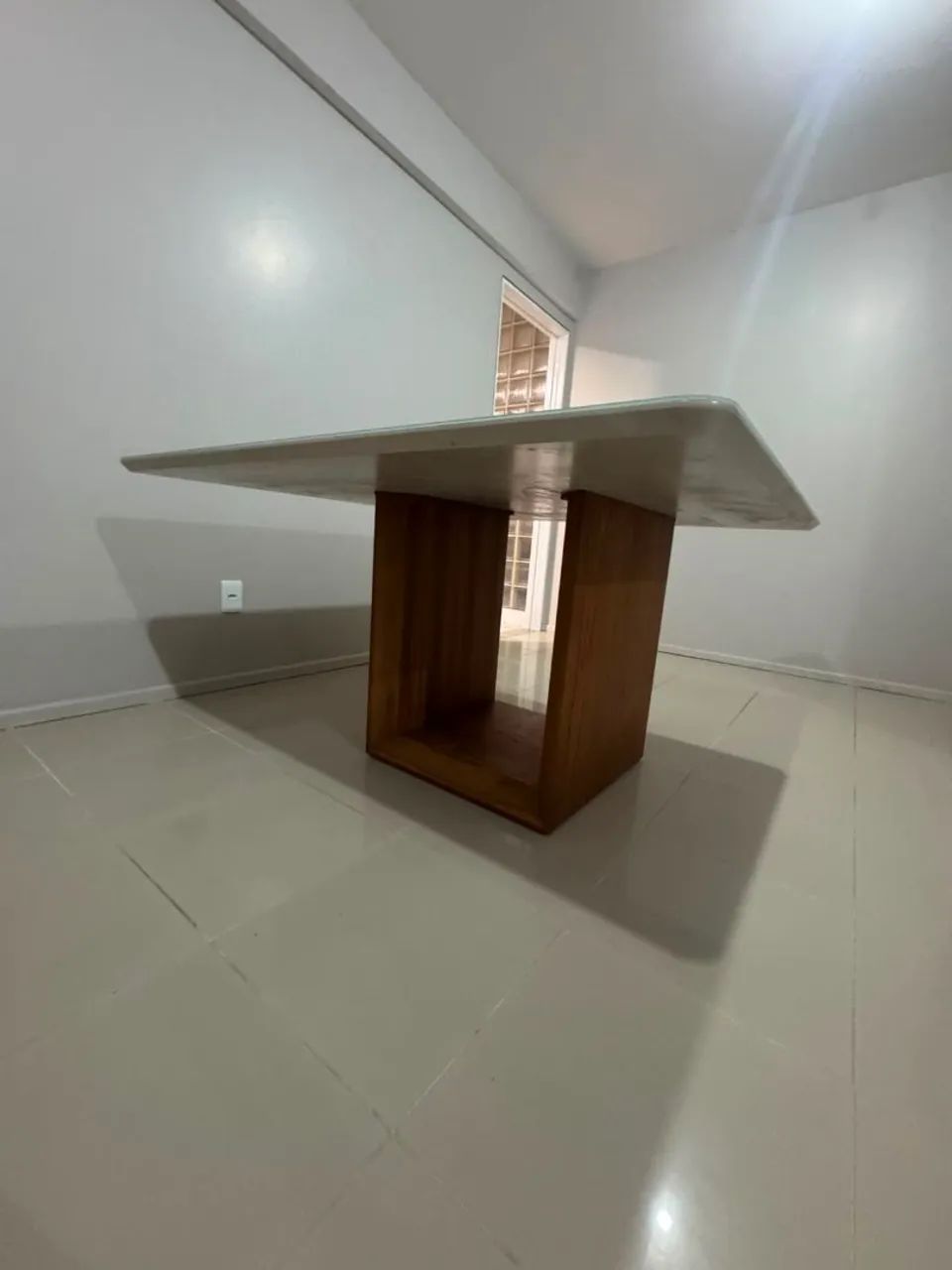 Mesa de vidro laqueada com base em madeira 1,40m x 1,40m. - Foto 2