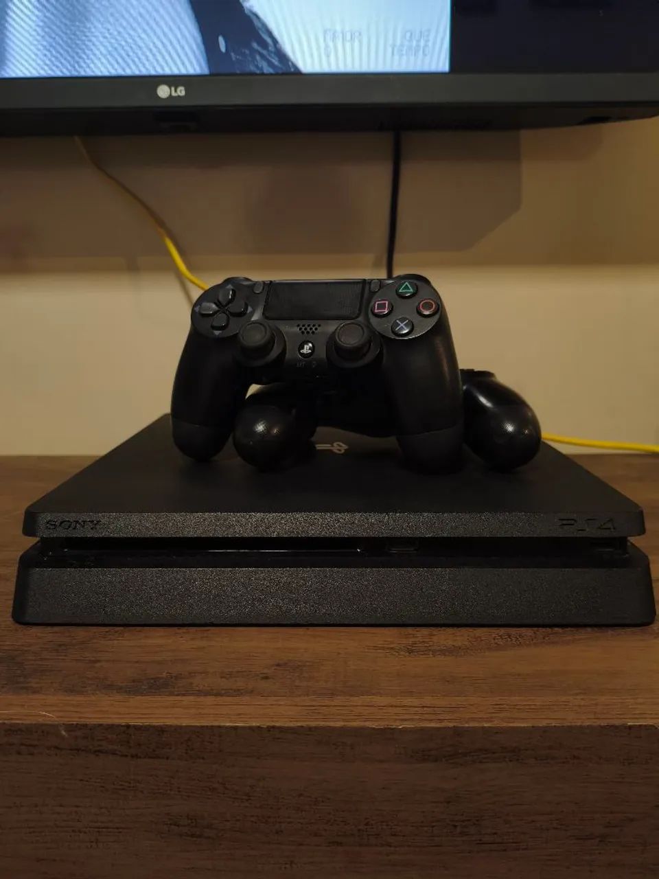 PS4 Slim + 2 Controles - Foto 4