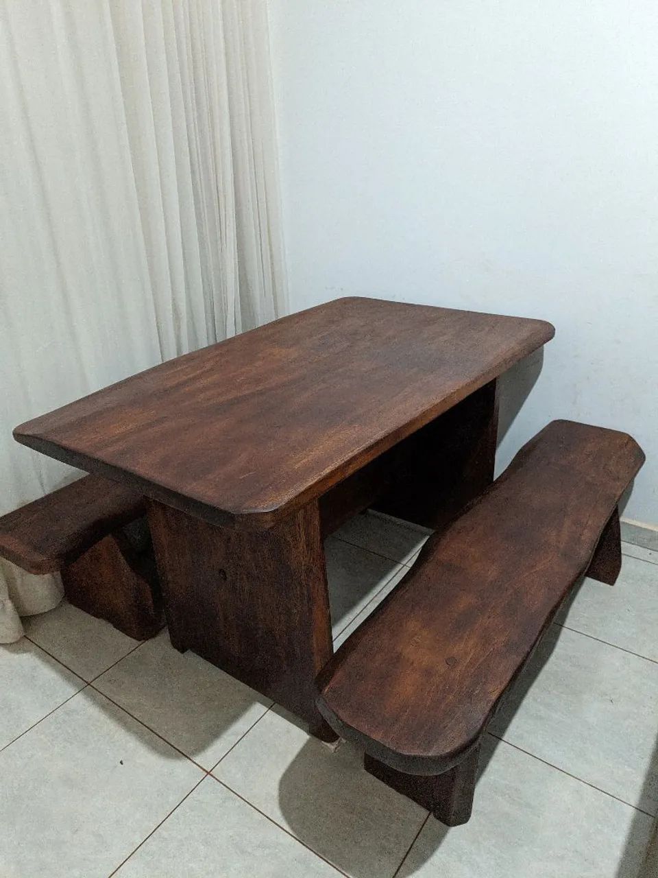 Mesa de madeira maciça 