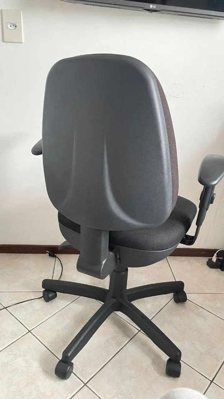 Cadeira para escritório - com regulagem de assento - Foto 2