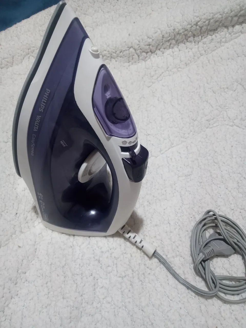 Ferro de passar roupa da marca Philips a vapor e a seco