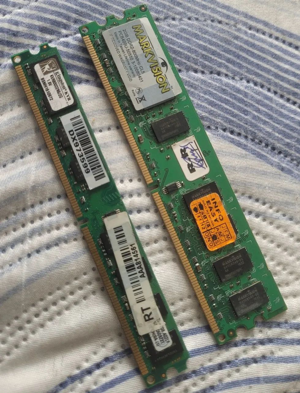 2 Memórias DDR2 de 2 GBs cada uma !