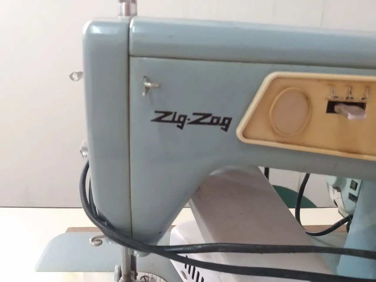 Máquina de costura Singer antiga  - Foto 3