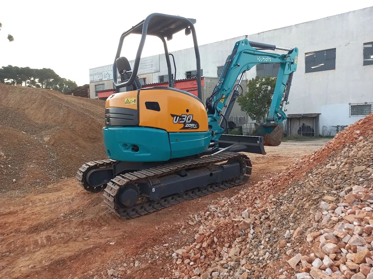 Serviço com Bobcat (miniescavadeira e minicarregadeira) - Foto 2
