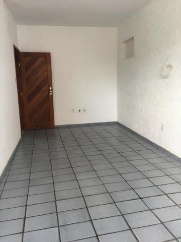 Apartamento em ótima localização com garagem - Foto 2