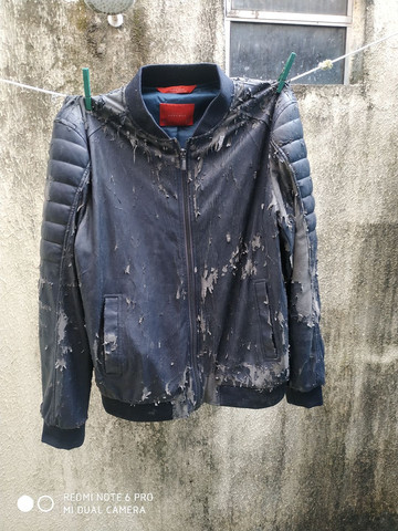 jaqueta de couro sintético descascando