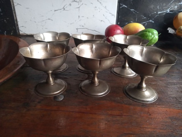 Taça sobre mesa antiga 
