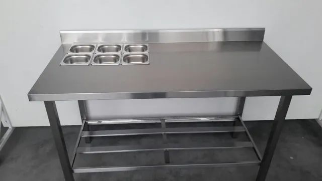 Mesa em inox com condimentadora embutida
