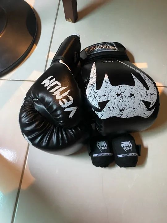 Vendo/Troco Luvas de Boxe/Muay thai Venum + Par de bandagens Venum - Novo