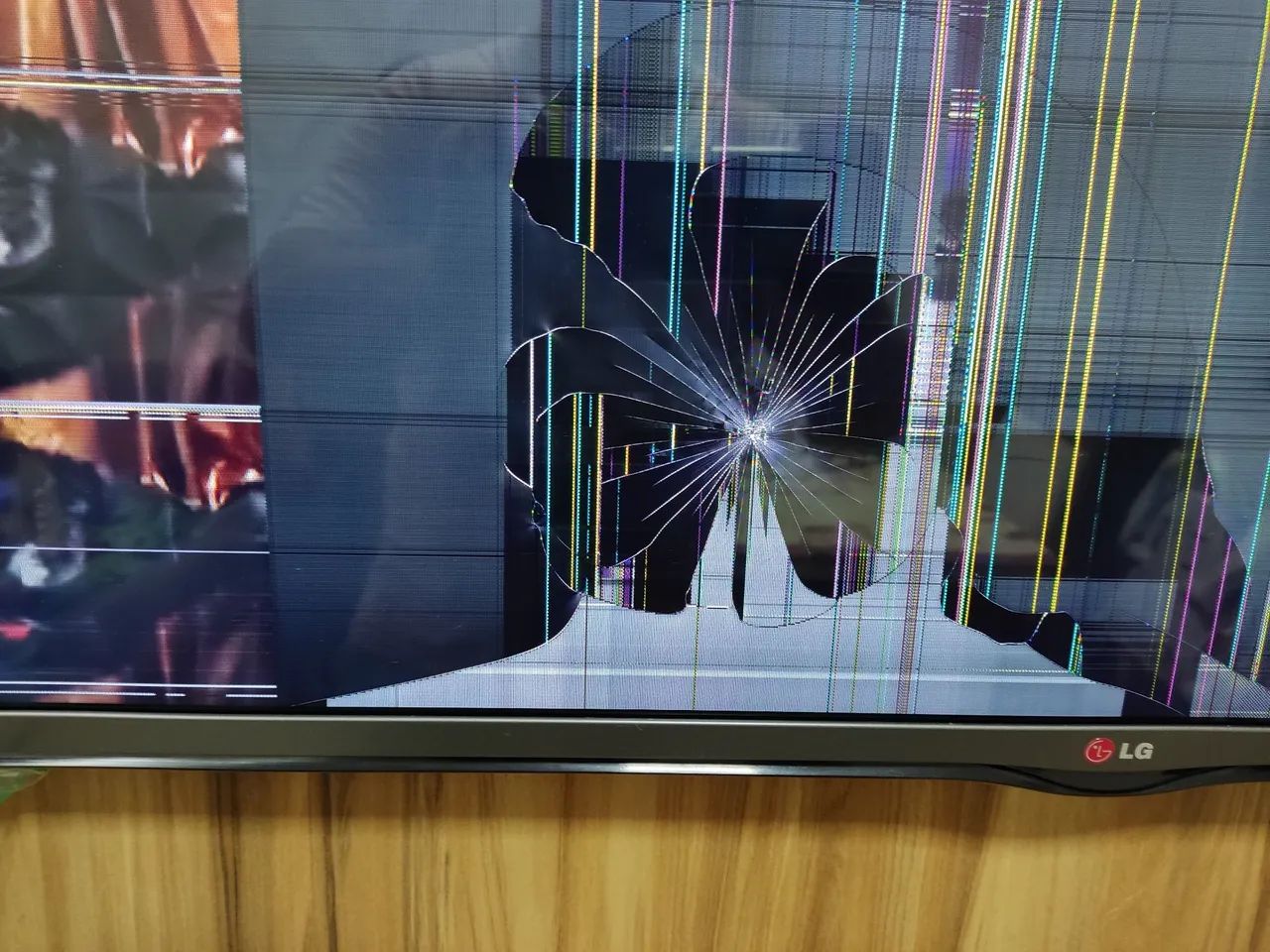 TV LG 49" - tela quebrada