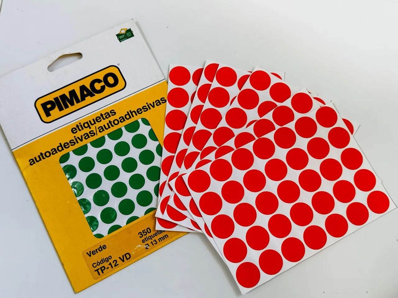 Papelaria: 350 etiquetas adesivas verdes e 210 laranjas PIMACO
