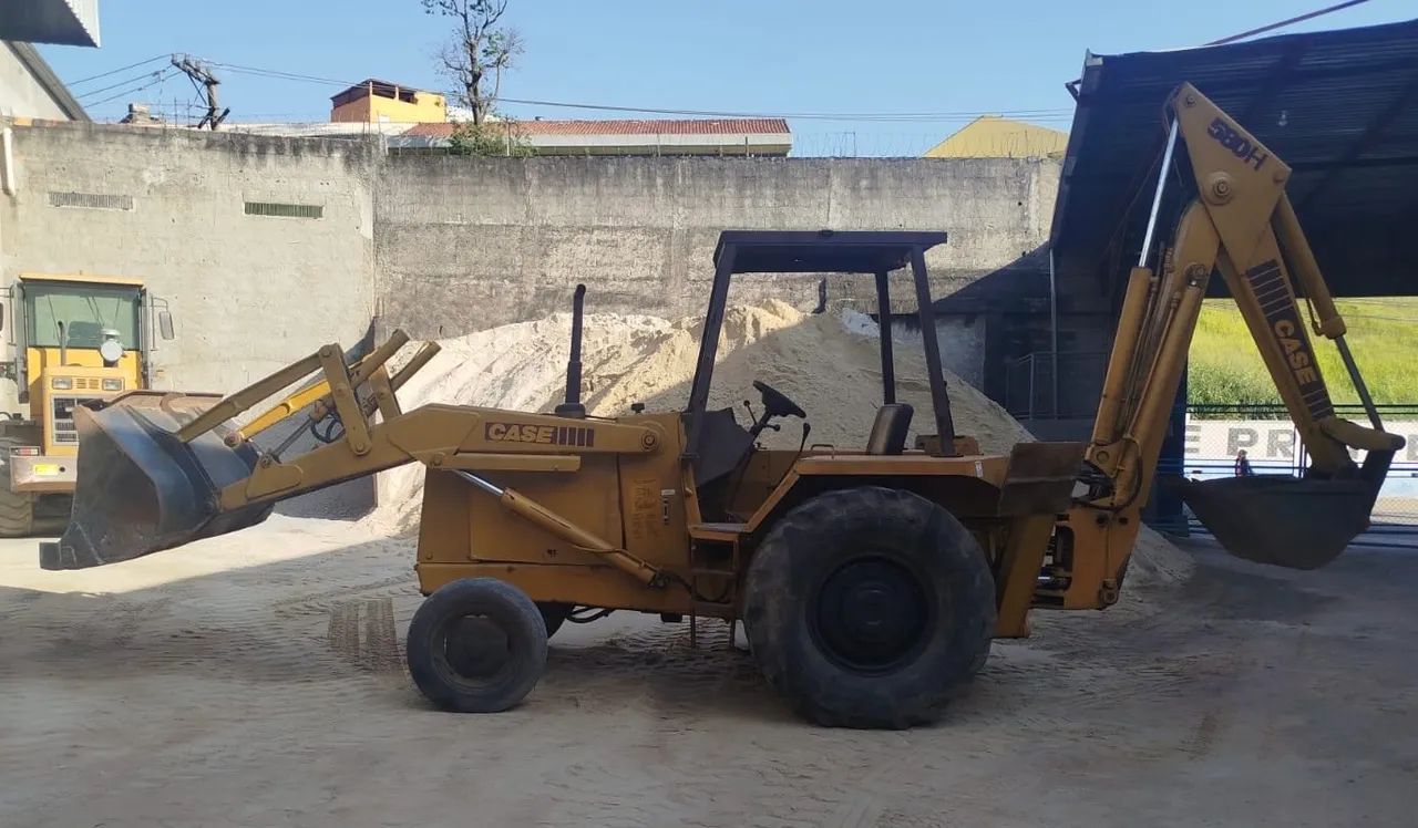 RETROESCAVADEIRA CASE 580H ANO 90 