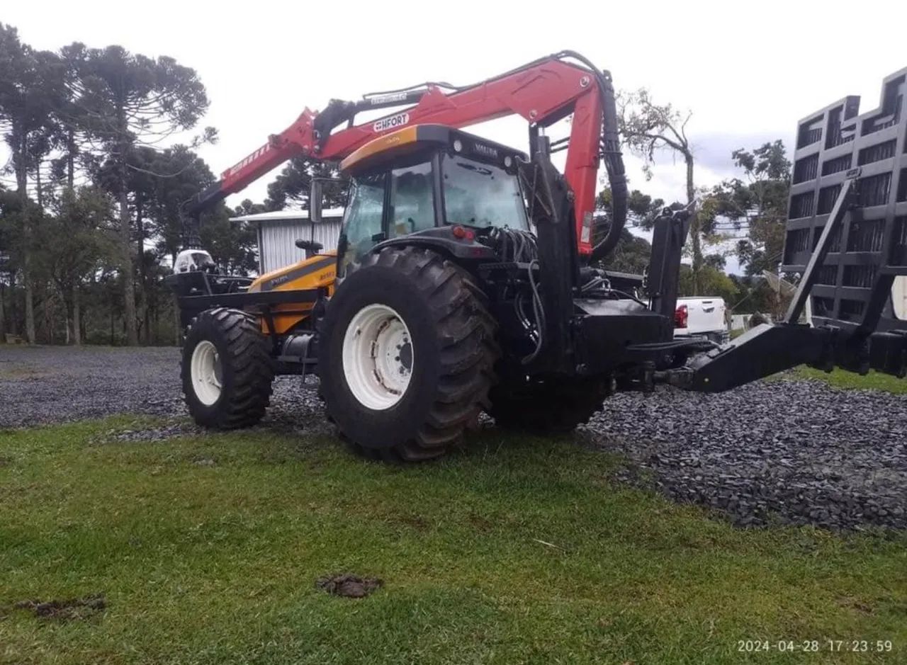 Trator Autocarregavel Valtra BH 180 com Munck Florestal H-fort - Foto 5