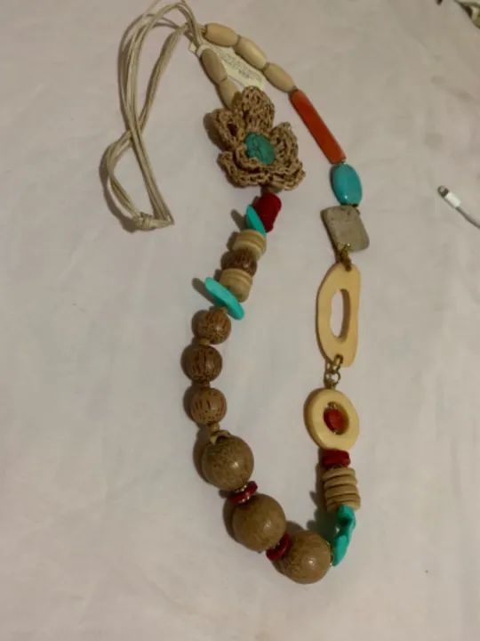 Colar comprido e colorido 