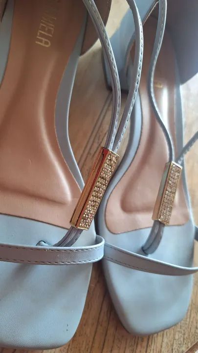 Sandálias azuis com detalhe em dourado - Foto 4