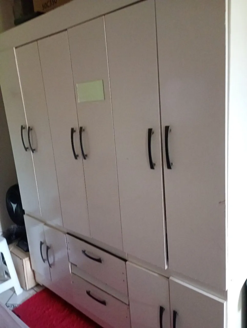 Guarda-roupa espaçoso e funcional