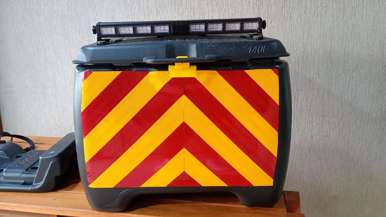 Baú 140 litros com suporte de fita catraca