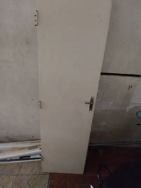 Porta branca de madeira usada