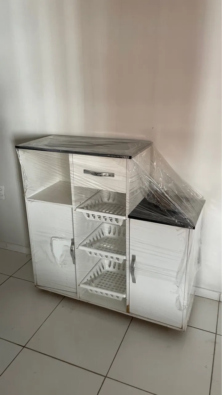 Armário de Cozinha Branco com Prateleiras