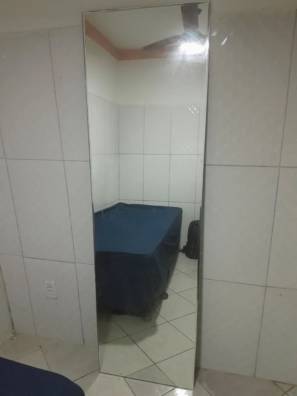 Espelho grande que dá pra se ver da cabeça aos pés..