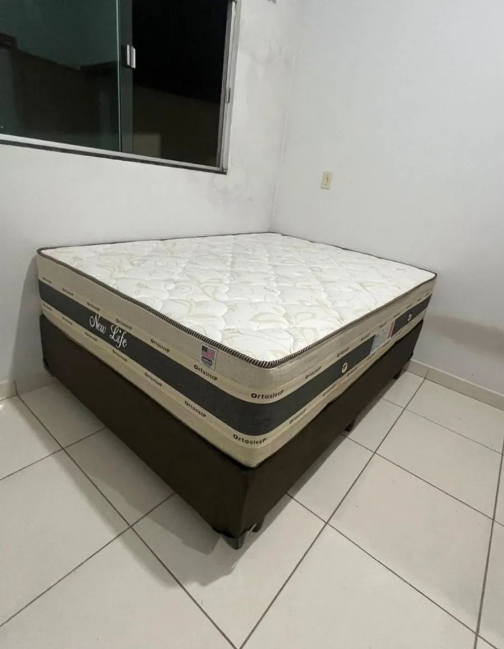 Cama casal box e colchão bem alto 