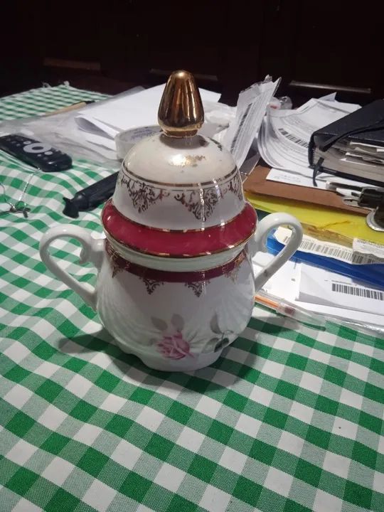 Açucareiro com tampa abaptada em porcelana real com fios dourados linda e rara