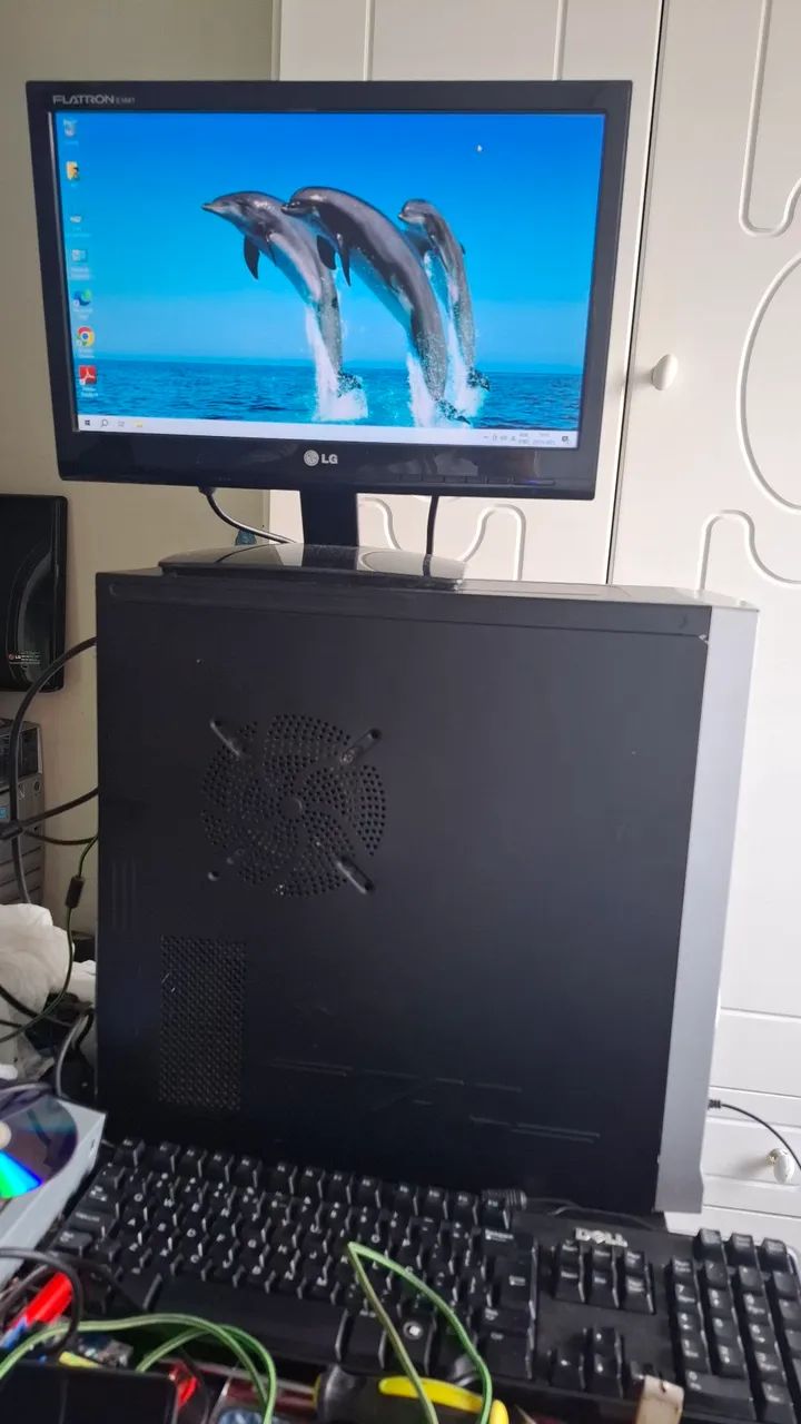 Complete computer with Core 2 Duo E2200 2.20GHz, 4GB RAM, 320GB hard drive, and 16" screen64529512964226120