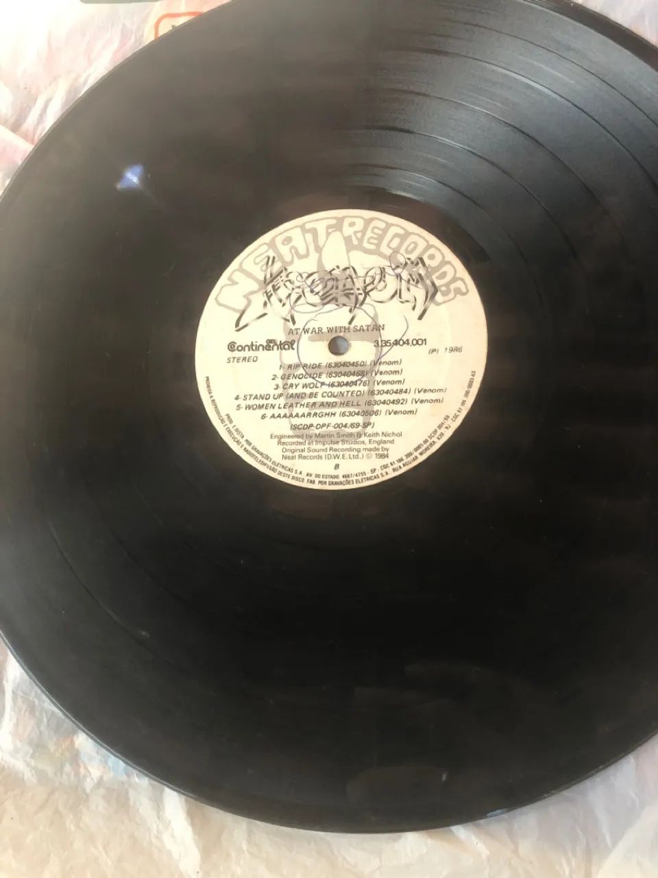 DISCO DE VINIL VENOM - AT MAR WITH SATAN INTERPRETE VENOM (1986) [USADO - Foto 3