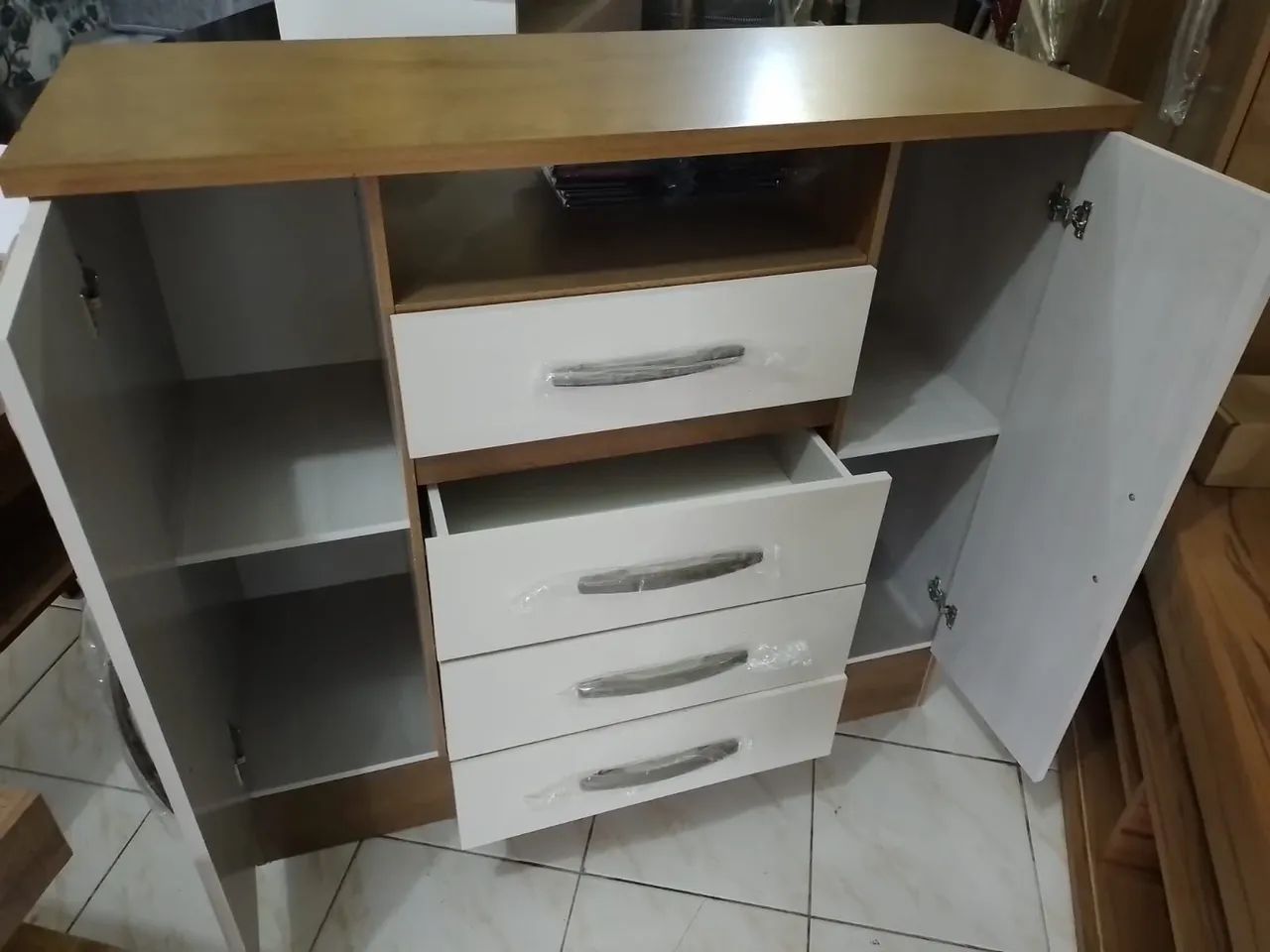 CÔMODA 4 GAVETAS 2 PORTAS - Foto 2