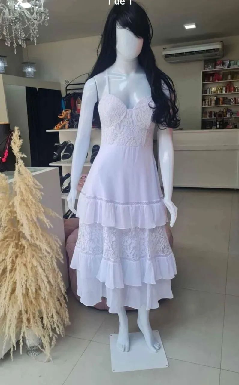 Vestido branco de renda com babados