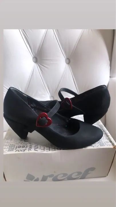 Sapatilha preta com detalhe de coração 