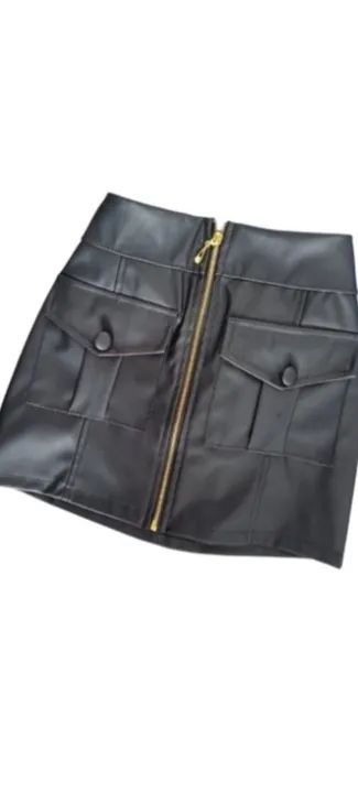 Saia de Couro com Zíper e Bolsos