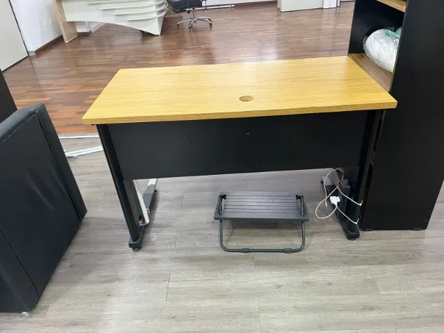 Mesa de Escritório Moderna - Espaço e Conforto Para Produtividade