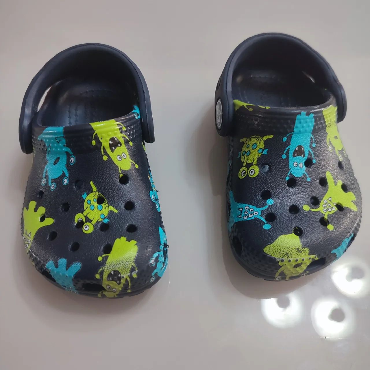 Crocs Infantil com Estampa de Monstrinhos - Tamanho Ideal