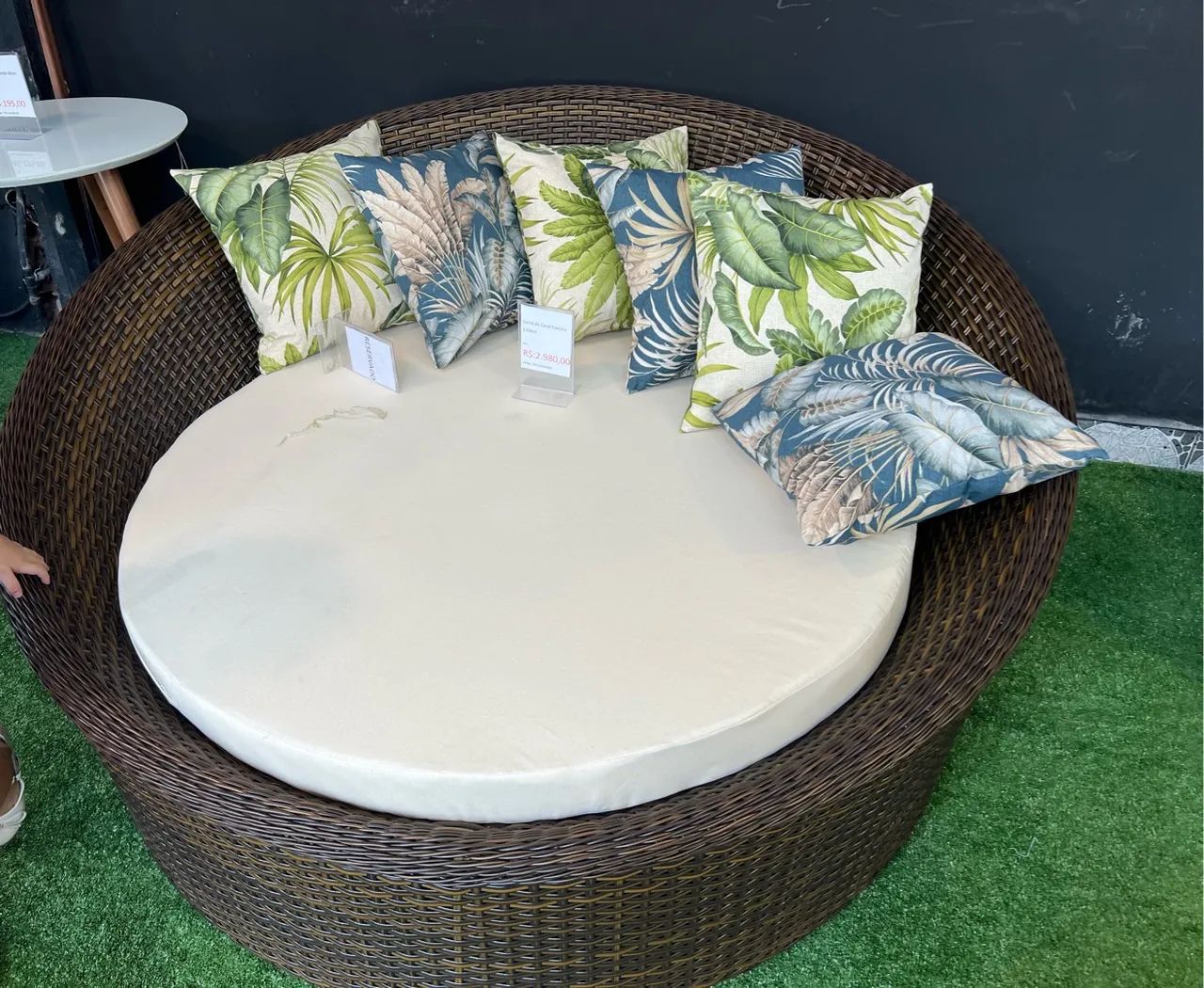 CHAISE Sofá Concha casal ,pode ficar no tempo sol ou na chuva é facil  de limpar - Foto 2