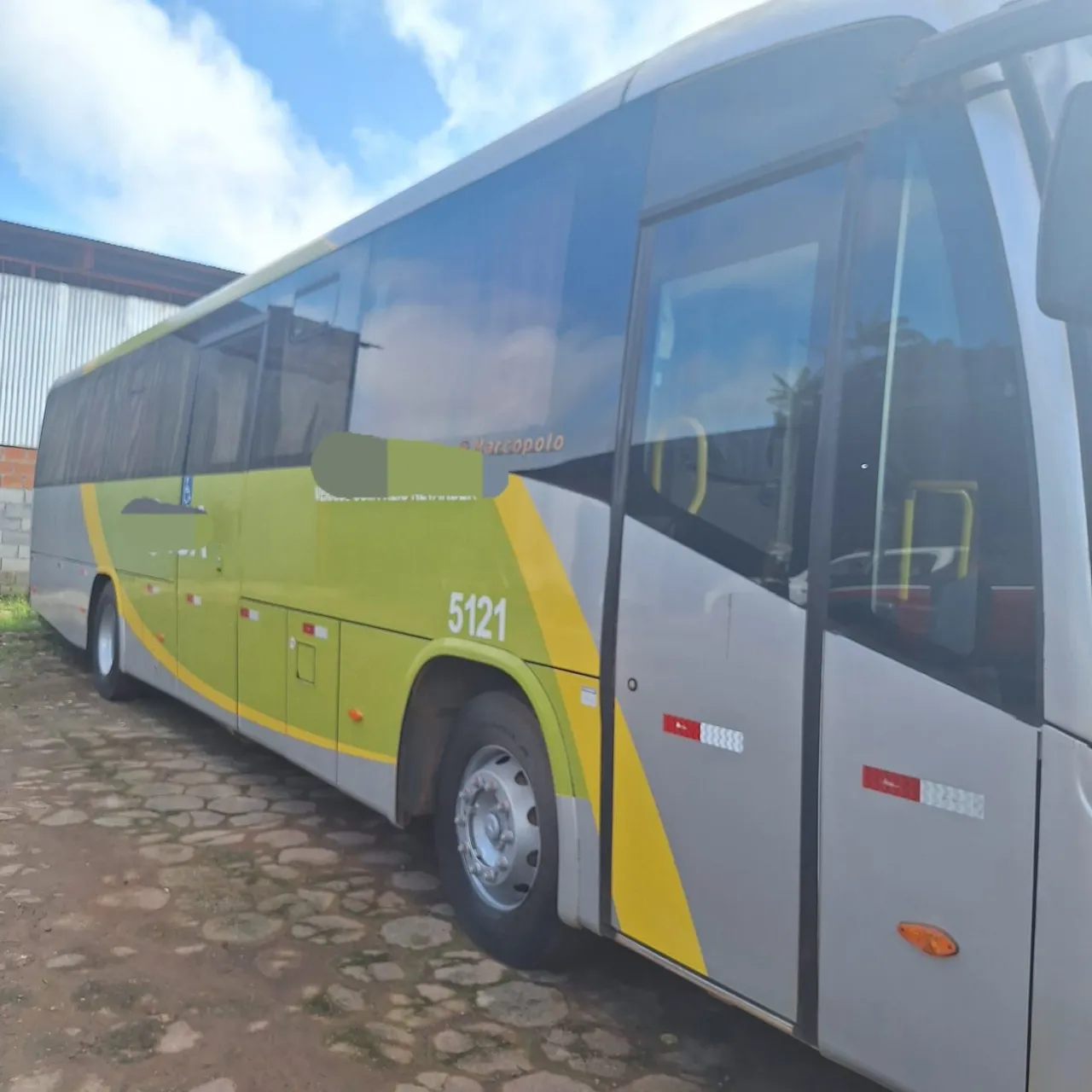 Ônibus. Microônibus e caminhões