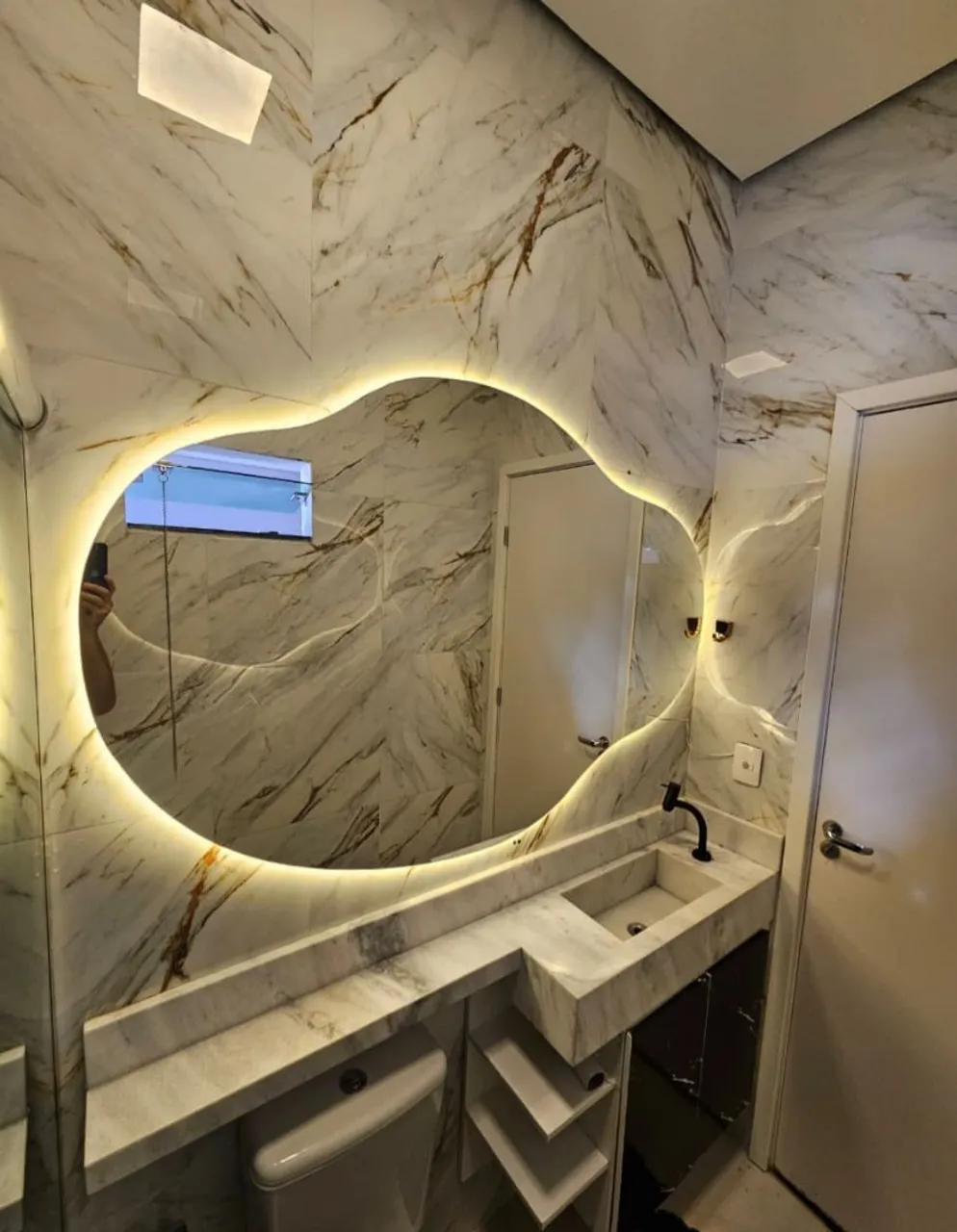 Espelho Decorativo com Iluminação LED para Banheiro
