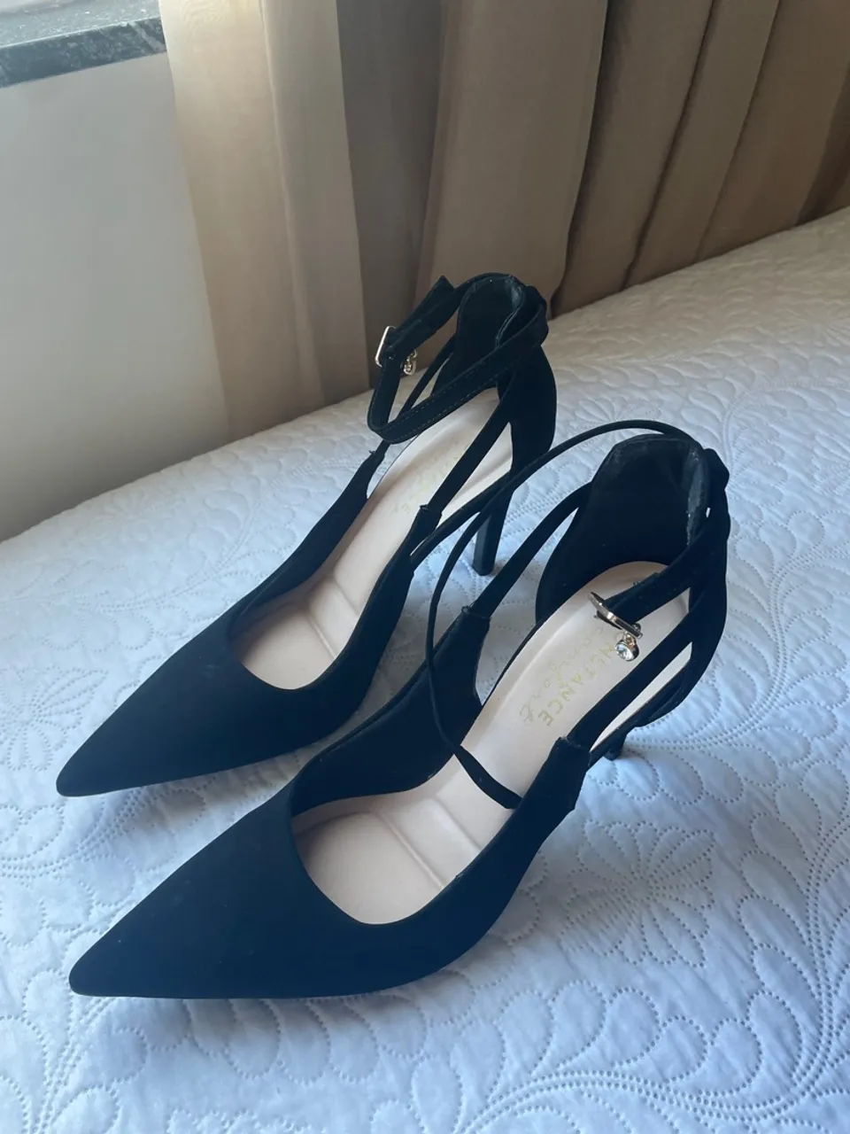 Sapatos scarpin preto com detalhe em tiras