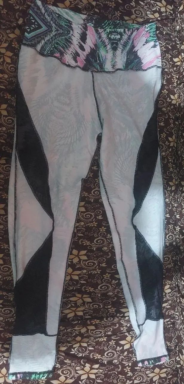 Calça legging estampada com detalhes em preto  - Foto 3