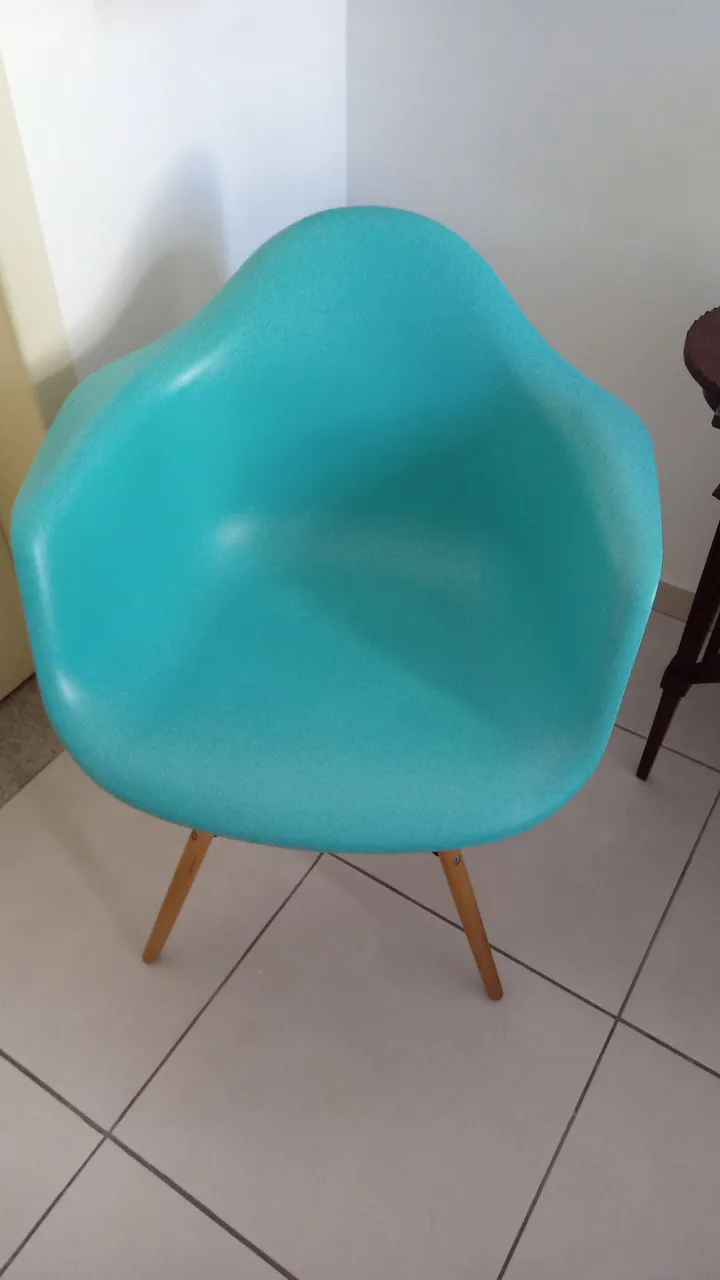 Cadeira Azul Moderna com Pés de Madeira