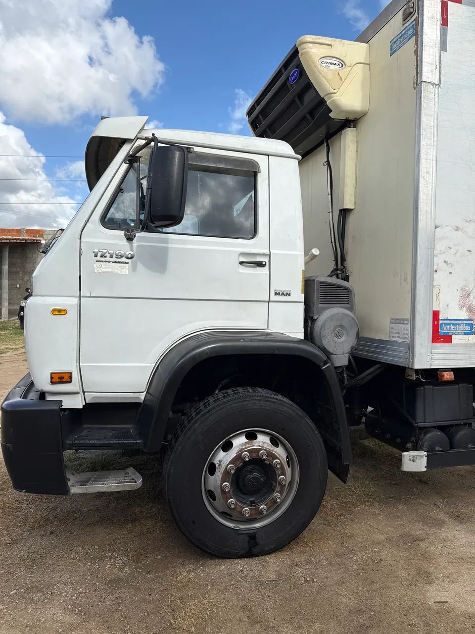 Vendo caminhão baú frio tudo revisado  - Foto 4