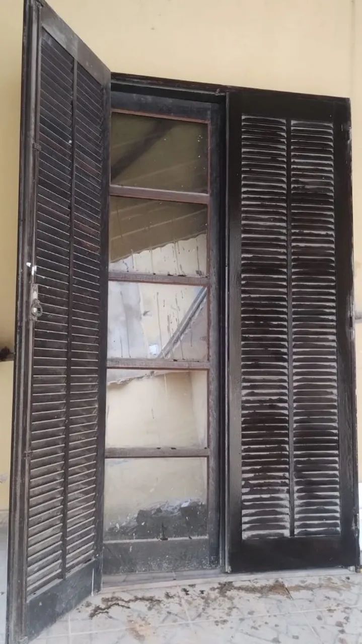 Portas Balcão de madeira com venezianas - Foto 2