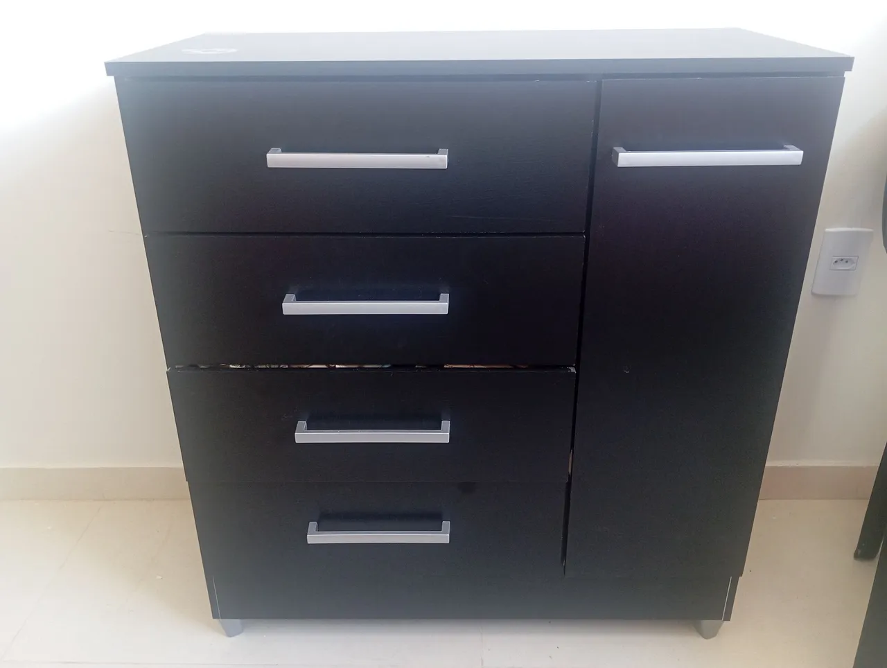Armário Preto com Gavetas e Porta