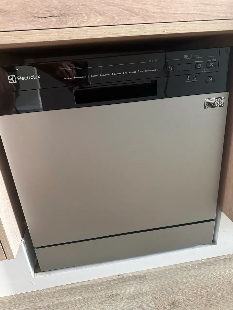 Lava-Louça Electrolux 8 Serviços Inox com Programa Lava & Seca 50 min (LS08E) 127V