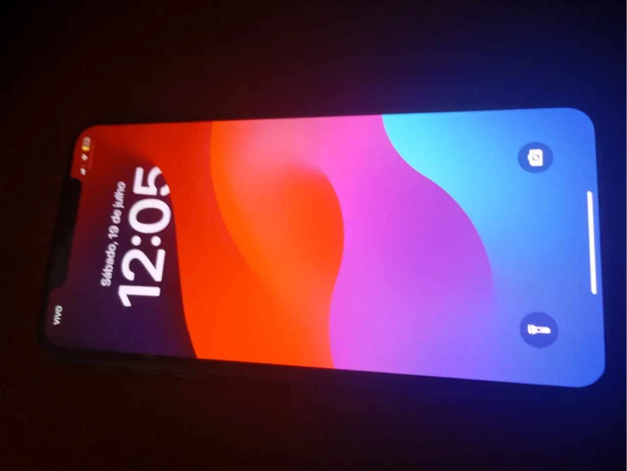 iphone 11 pro max com capinha em ótimo estado