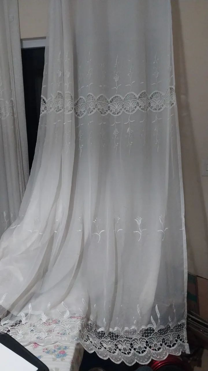 Cortina de tecido branco com detalhes em renda